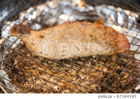 フライパンで作る、豚肉の燻製 67164595