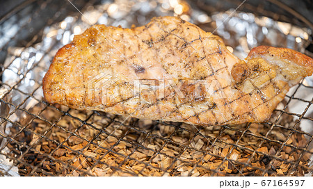 フライパンで作る、豚肉の燻製 フライパンで作る、豚肉の燻製 67164597