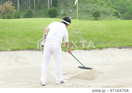 バンカーを整備する男性 67164708