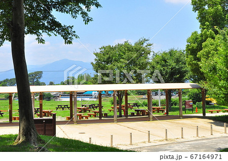 神奈川県茅ケ崎市　県立茅ヶ崎里山公園　バーベキュー場と新緑と丹沢山系山並み 67164971