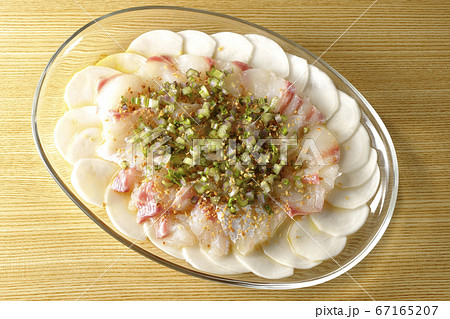 透明な平皿に盛り付けてある鯛と蕪のカルパッチョ（俯瞰） 67165207