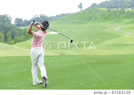 ゴルフをする男性 67165230