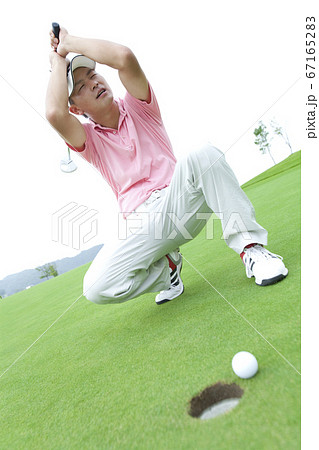 ゴルフをする男性 ゴルフをする男性 67165283
