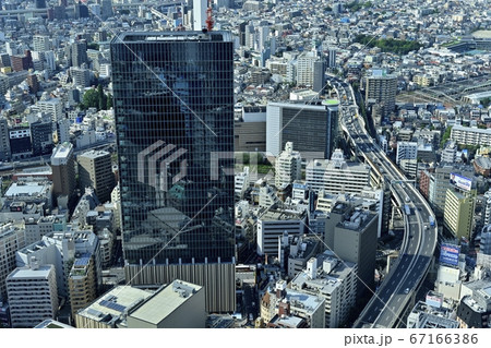 サンシャイン60展望台から池袋と東京の街並みに首都高速 67166386