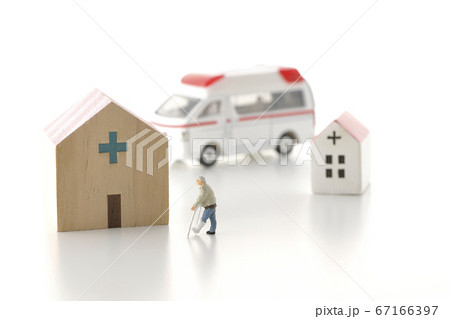 病院から退院や転院を白背景で撮影したイメージカット 病院から退院や転院を白背景で撮影したイメージカット 67166397