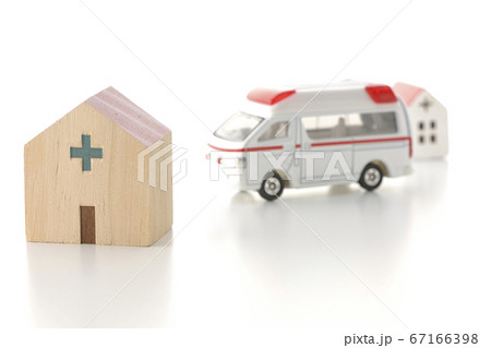 病院から退院や転院を白背景で撮影したイメージカット 病院から退院や転院を白背景で撮影したイメージカット 67166398