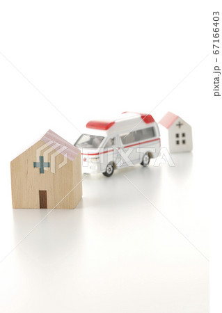 病院から退院や転院を白背景で撮影したイメージカット 67166403