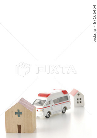 病院から退院や転院を白背景で撮影したイメージカット 67166404