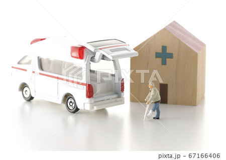 病院から退院や転院を白背景で撮影したイメージカット 67166406