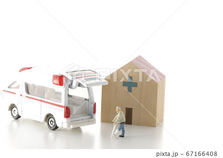 病院から退院や転院を白背景で撮影したイメージカット 67166408