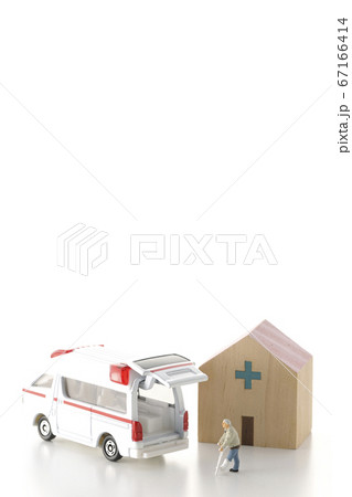 病院から退院や転院を白背景で撮影したイメージカット 67166414