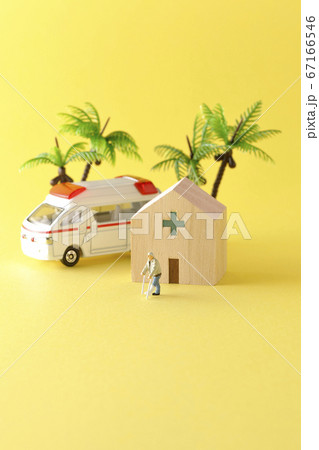 病院から退院や転院を模型を使って撮影したイメージカット 病院から退院や転院を模型を使って撮影したイメージカット 67166546