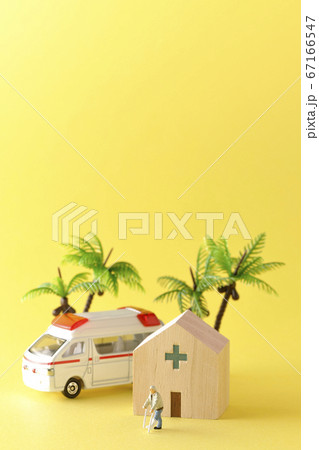 病院から退院や転院を模型を使って撮影したイメージカット 病院から退院や転院を模型を使って撮影したイメージカット 67166547