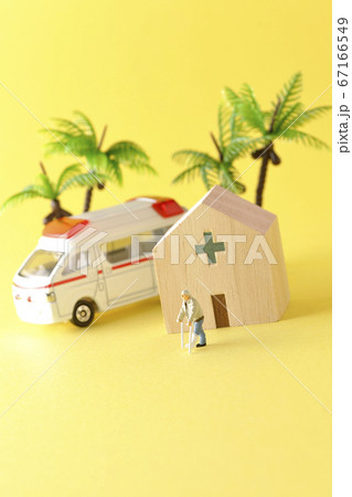 病院から退院や転院を模型を使って撮影したイメージカット 病院から退院や転院を模型を使って撮影したイメージカット 67166549