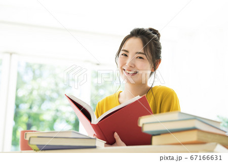 本を読む若い女性 カメラ目線 本を読む若い女性 カメラ目線 67166631