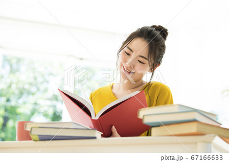 本を読む若い女性 本を読む若い女性 67166633