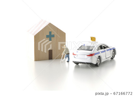 老人がタクシーを使って病院へ通院するところを模型を使って撮影したイメージカット 67166772