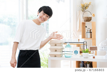 カフェ店員として働く男性【テイクアウト】 67166803