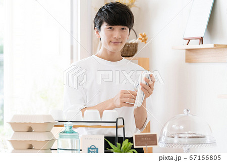 カフェ店員として働く男性【テイクアウト】 カフェ店員として働く男性【テイクアウト】 67166805