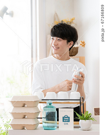 カフェ店員として働く男性【テイクアウト】 67166809