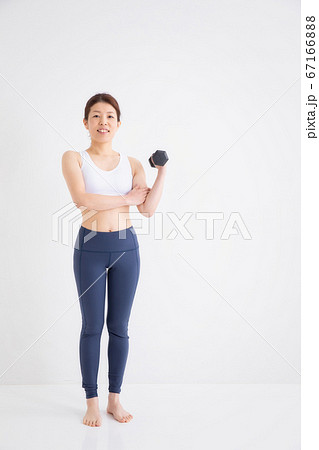 スポーツウェアを着た女性 スポーツウェアを着た女性 67166888