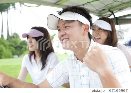 ゴルフカートに乗る男女 67166967
