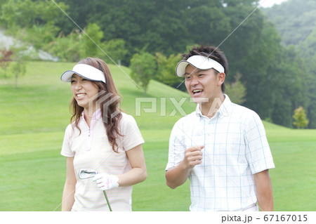 ゴルフ場を歩く男女 ゴルフ場を歩く男女 67167015