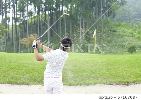 バンカーショットを打つ男性 67167087