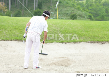 バンカーを慣らす男性 バンカーを慣らす男性 67167091