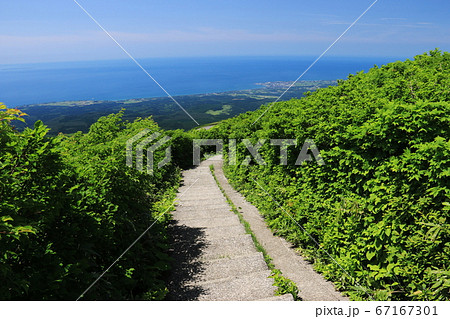 鳥海山 鉾立展望台からの景色 登山道と日本海 鳥海山 鉾立展望台からの景色 登山道と日本海 67167301