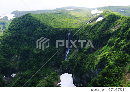 鳥海山 鉾立展望台からの景色 奈曽谷 白糸の滝 鳥海山 鉾立展望台からの景色 奈曽谷 白糸の滝 67167314