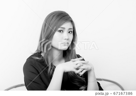 若い女性 モノクロ 写真 ポートレートの写真素材 [67167386] - PIXTA
