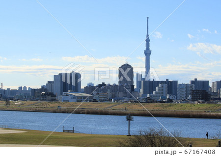 風景 年末の朝 小菅駅から見た荒川の河川敷とスカイツリーの写真素材