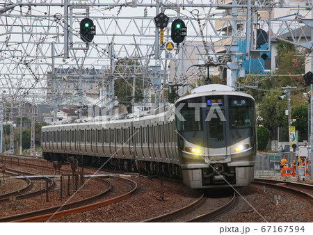 西宮市　快速の225系電車が通過 67167594