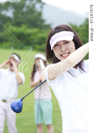 ゴルフをする女性 ゴルフをする女性 67167678