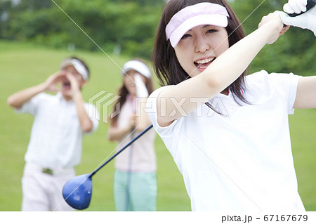ゴルフをする女性 67167679
