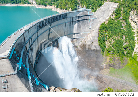 初夏の黒部ダム 67167972