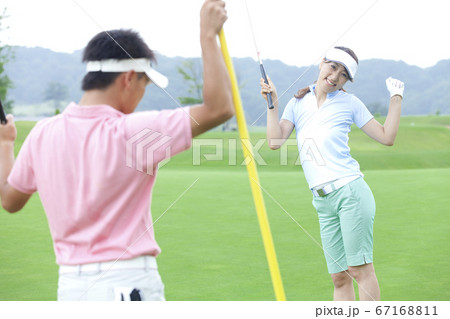 ゴルフをする男女 ゴルフをする男女 67168811