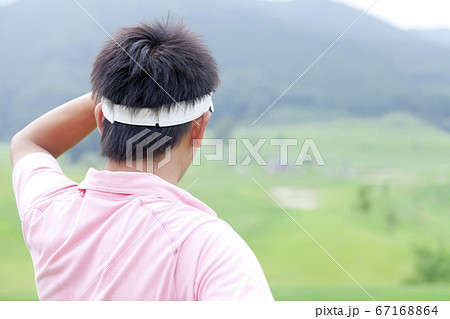 ゴルフをする男性 ゴルフをする男性 67168864
