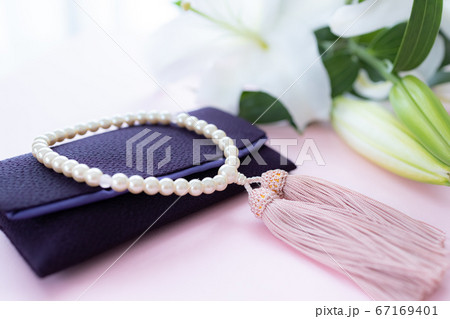数珠と百合の花の物撮り 67169401