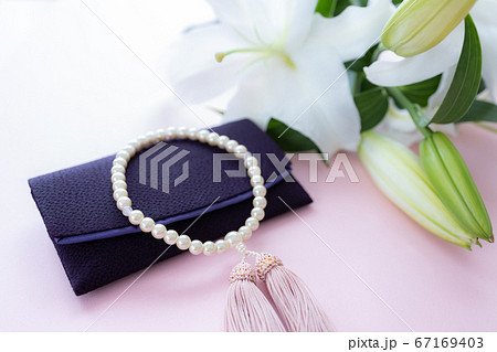 数珠と百合の花の物撮り 67169403