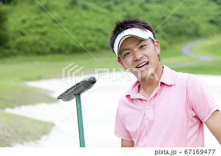 バンカーレーキを持つ男性 67169477