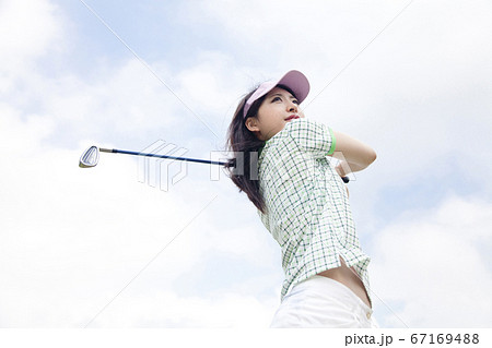 ゴルフをする女性 67169488