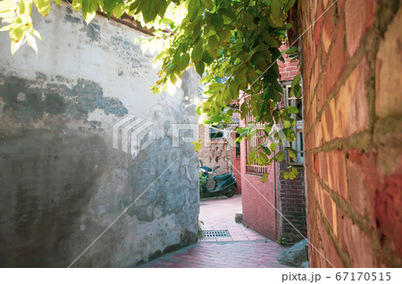 台湾 彰化県 鹿港の細く曲がりくねった路地裏 67170515