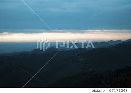 東京の冬の夜明け 67171043