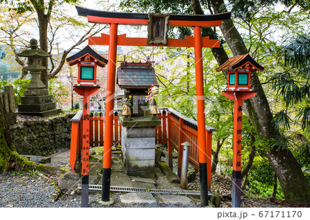 ガラスドーム付き 稲荷大明神騎乗像 狐彫刻伏見稲荷大社神社 KyotoKYOTO、日本 - 11 月 19 狐彫刻