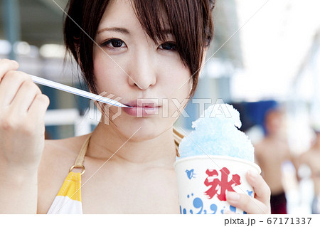 かき氷を食べる女性 かき氷を食べる女性 67171337