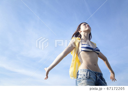 深呼吸する女性 67172205