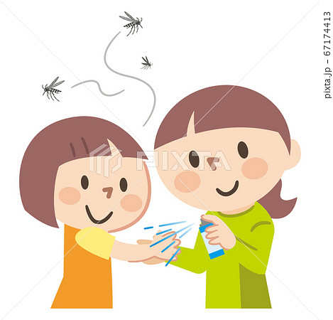 子供に虫除けスプレーをかける母親 67174413