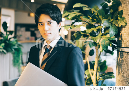 ノートパソコンを持つビジネスマン ノートパソコンを持つビジネスマン 67174925